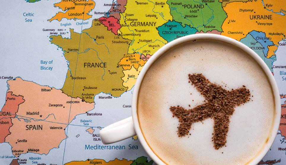 Mapa de Europa con taza de café