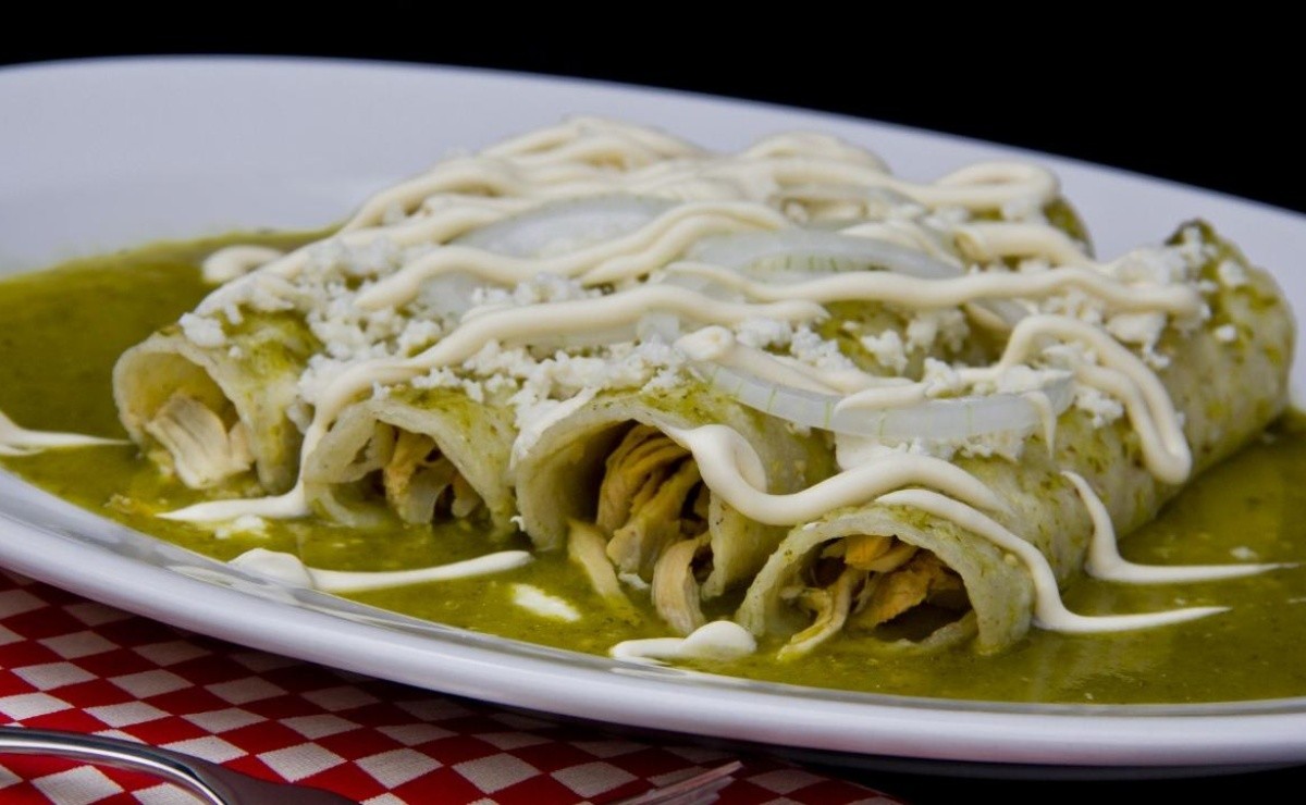 comida hispana enchiladas verdes