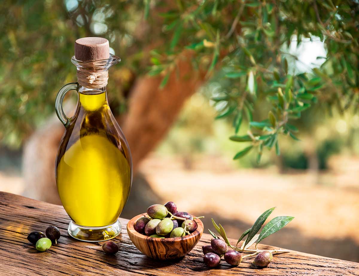 recipiente con aceite de oliva y aceitunas