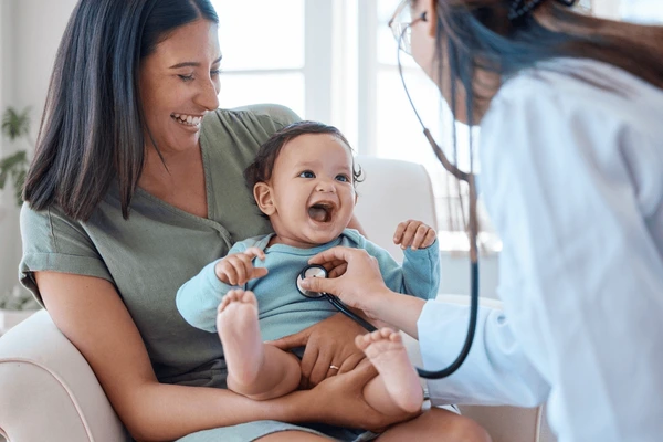 bebé en el doctor