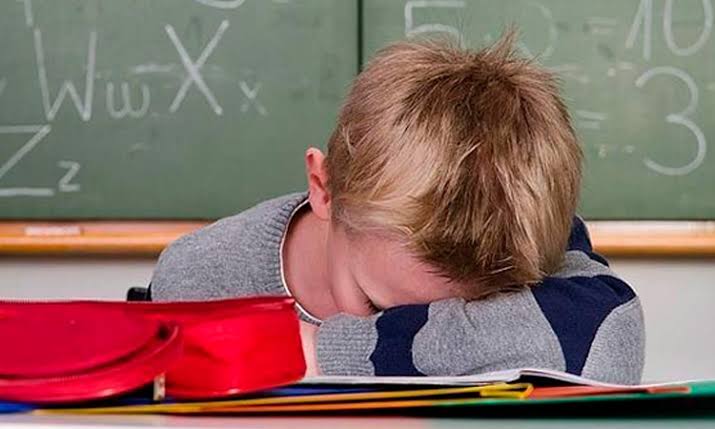 niño enfermo en la escuela